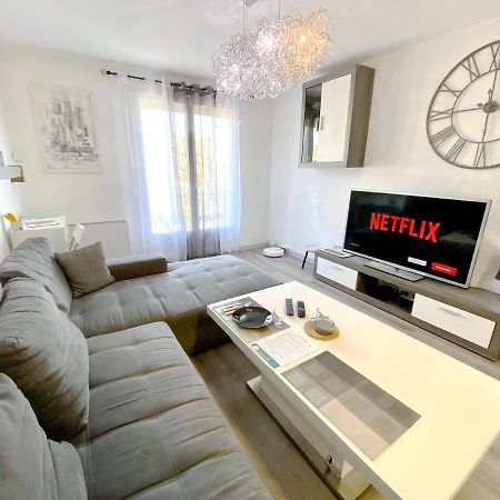 Le Cafe Charmant, Appartement Dans Immeuble Avec Parking Barriere, Balcon LʼArbresle Dış mekan fotoğraf