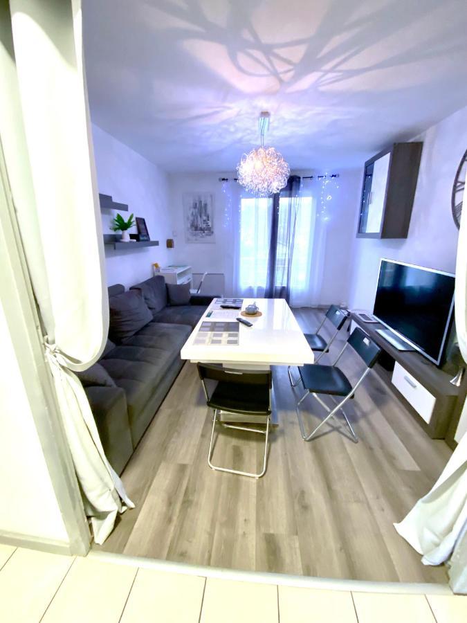 Le Cafe Charmant, Appartement Dans Immeuble Avec Parking Barriere, Balcon LʼArbresle Dış mekan fotoğraf